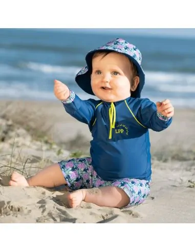 Le tee-shirt anti-UV bébé à manches longues protège efficacement du soleil.