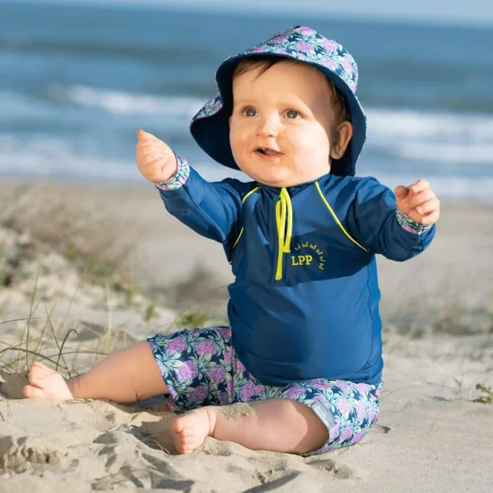 Le tee-shirt anti-UV bébé à manches longues protège efficacement du soleil.