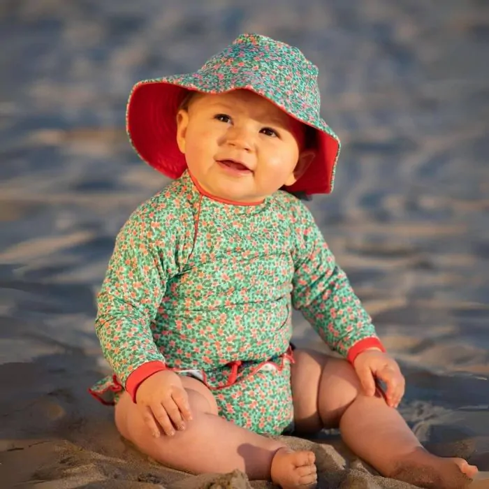 Ensemble maillot de bain anti-UV pour bébé.