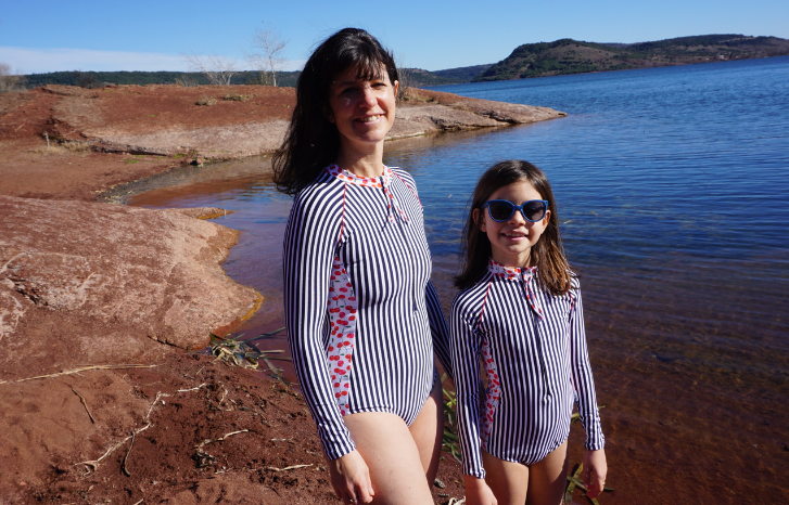 Un maillot de bain anti-UV pour maman et sa fille.